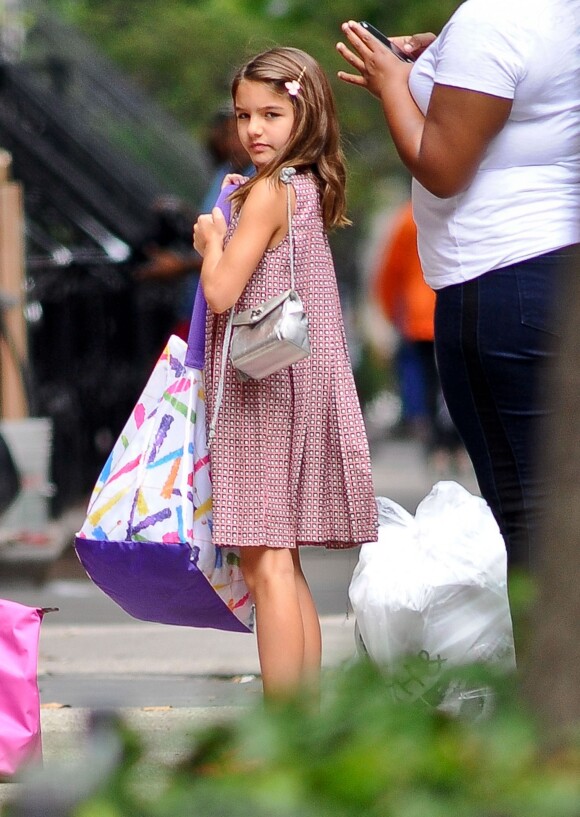 Suri Cruise, la fille de Tom Cruise et Katie Holmes, rentre à la maison après un rendez-vous avec ses amies à New York le 27 juillet 2015.