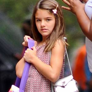 Suri Cruise, la fille de Tom Cruise et Katie Holmes, rentre à la maison après un rendez-vous avec ses amies à New York le 27 juillet 2015.