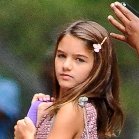 Suri Cruise, la fille de Tom Cruise et Katie Holmes, rentre à la maison après un rendez-vous avec ses amies à New York le 27 juillet 2015.