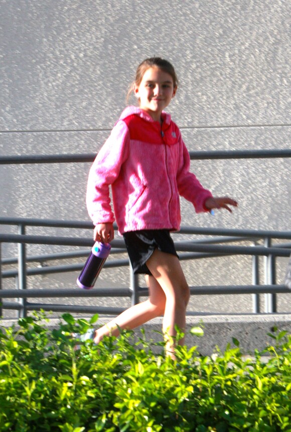 Exclusif - Suri Cruise, la fille de Katie Holmes et Tom Cruise, participe à une course d'athlétisme à Los Angeles sous le regard attentif de sa nounou. Le 8 avril 2015