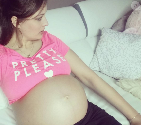 Enceinte de son premier enfant, la jolie Kelly Bochenko dévoile ses rondeurs de future maman