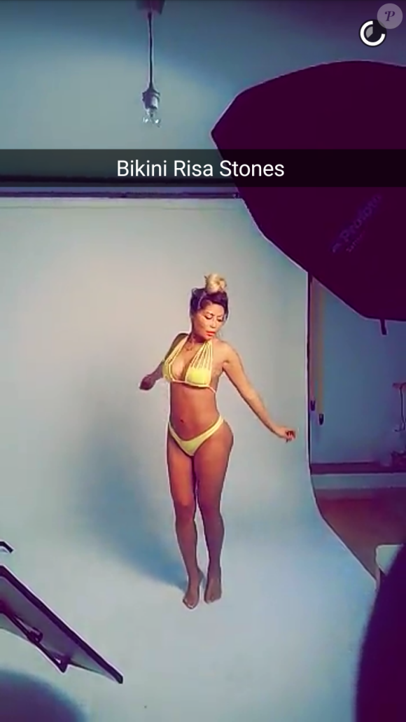Parisa sexy en bikini, sur Snapchat, le 30 mars 2016