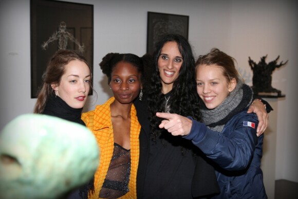 Juliette Besson, Chantelle Broomes, Roxane Depardieu et Shanna Besson - Inauguration de l'exposition de Roxane Depardieu, baptisée "Mr Otto Noselong", au sein de la galerie Catherine Houard à Paris le 31 mars 2016