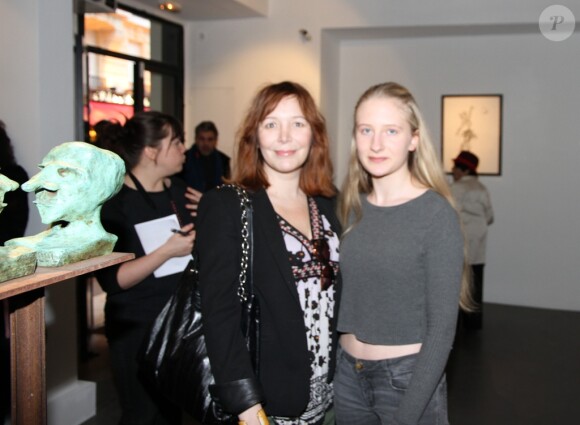 Elise Ventre et sa fille Louise Depardieu - Inauguration de l'exposition de Roxane Depardieu, baptisée "Mr Otto Noselong", au sein de la galerie Catherine Houard à Paris le 31 mars 2016