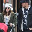 Drew Barrymore et son mari Will Kopelman promènent leur fille Olive dans les rues de New York le 20 Janvier 2013