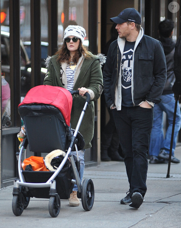 Drew Barrymore et son mari Will Kopelman promènent leur fille Olive dans les rues de New York le 20 Janvier 2013