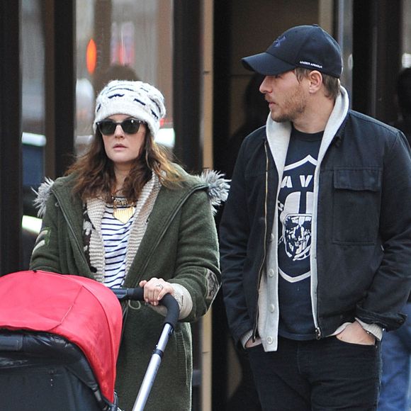 Drew Barrymore et son mari Will Kopelman promènent leur fille Olive dans les rues de New York le 20 Janvier 2013