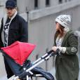 Drew Barrymore et son mari Will Kopelman promènent leur fille Olive dans les rues de New York le 20 Janvier 2013.
