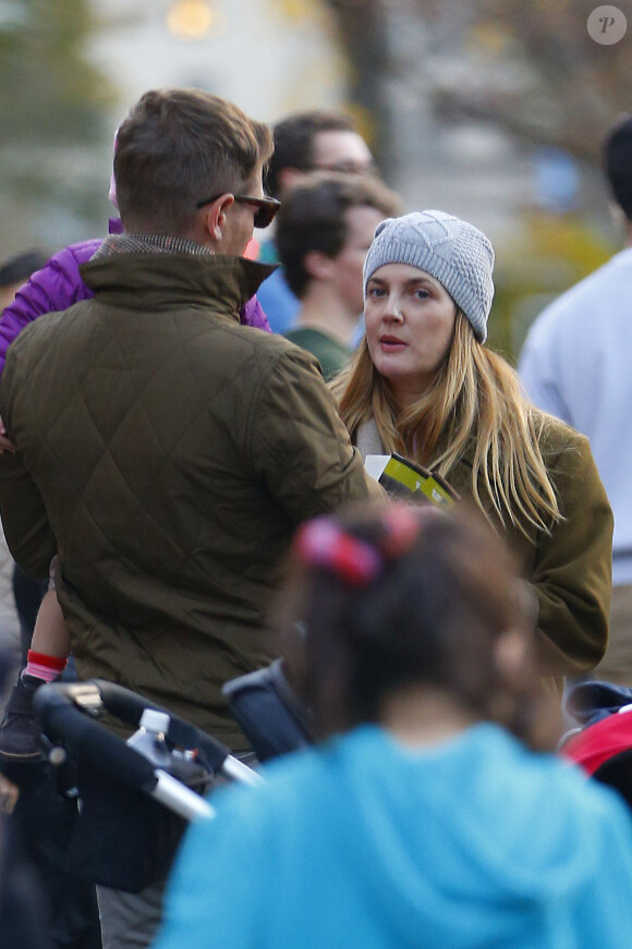 Drew Barrymore et son mari Will Kopelman passent un moment de détente au zoo de Central Park avec leurs enfants Olive et Frankie le 23 novembre 2015.