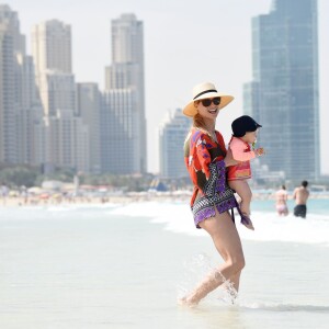 Michelle Hunziker, son mari Tomaso Trussardi et leurs filles Sole et Celeste en vacances à Dubaï aux Émirats arabes unis le 26 mars 2016.