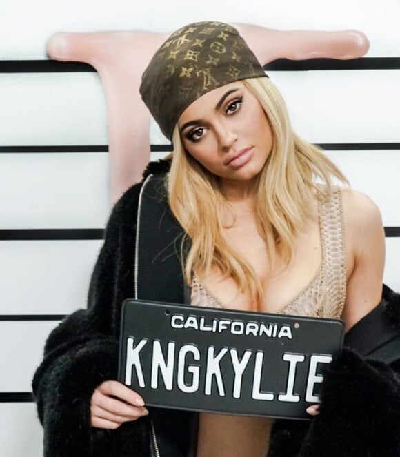 King Kylie, chef de gang dans le film promo de Kylie Cosmetics.