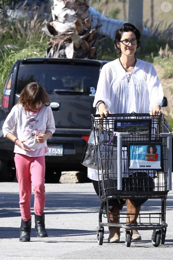 Carrie-Anne Moss avec sa fille Frances à Malibu, Los Angeles, le 3 avril 2016.