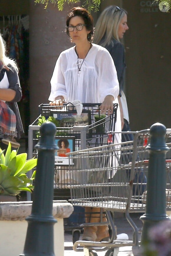 Carrie-Anne Moss avec sa fille Frances à Malibu, Los Angeles, le 3 avril 2016.