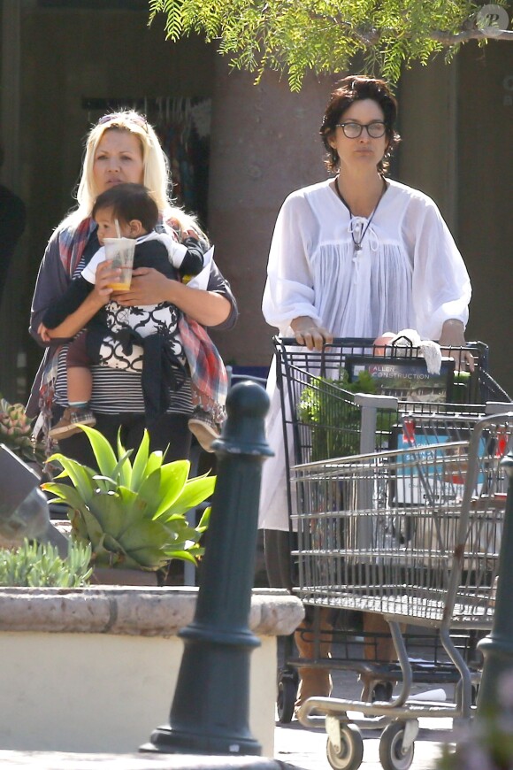 Carrie-Anne Moss avec sa fille Frances à Malibu, Los Angeles, le 3 avril 2016.