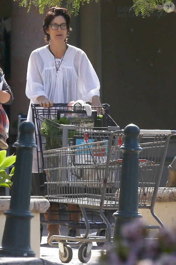 Carrie-Anne Moss avec sa fille Frances à Malibu, Los Angeles, le 3 avril 2016.