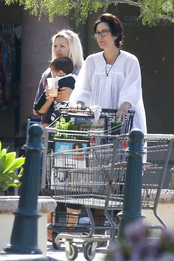 Carrie-Anne Moss avec sa fille Frances à Malibu, Los Angeles, le 3 avril 2016.