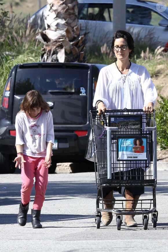 Carrie-Anne Moss avec sa fille Frances à Malibu, Los Angeles, le 3 avril 2016.