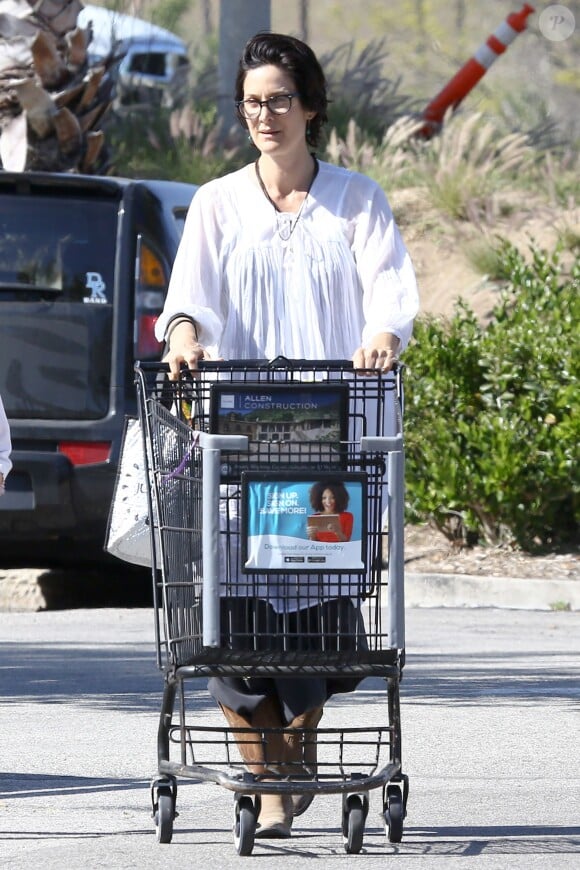 Carrie-Anne Moss avec sa fille Frances à Malibu, Los Angeles, le 3 avril 2016.