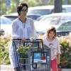 Carrie-Anne Moss avec sa fille Frances à Malibu, Los Angeles, le 3 avril 2016.