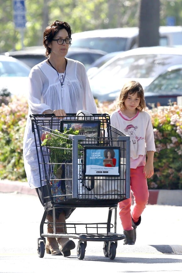 Carrie-Anne Moss avec sa fille Frances à Malibu, Los Angeles, le 3 avril 2016.