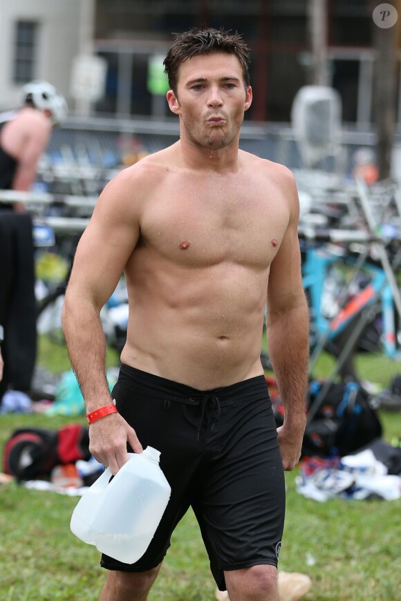 Scott Eastwood participe au South Beach Triathlon à Miami le 3 avril 2016. © CPA / Bestimage