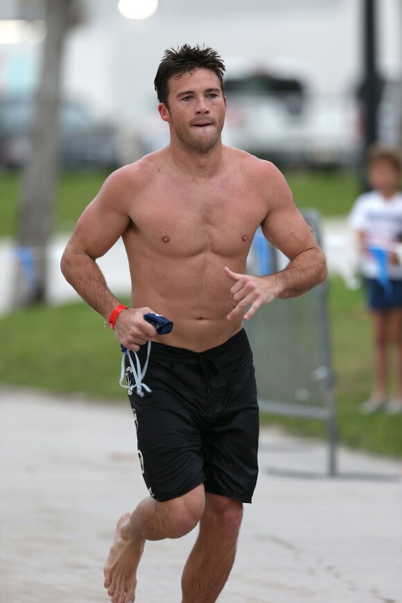 Scott Eastwood participe au South Beach Triathlon à Miami le 3 avril 2016. © CPA / Bestimage
