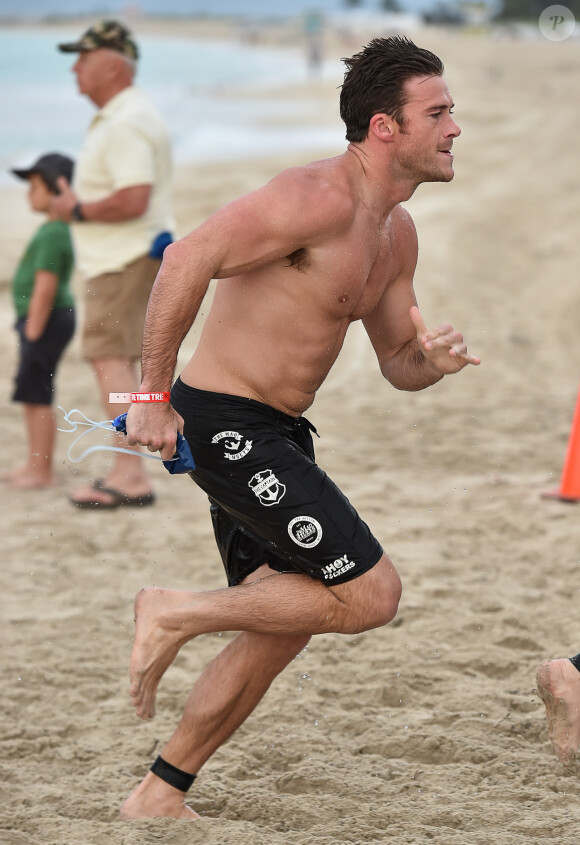 Scott Eastwood participe à un triathlon à Miami le 3 avril 2016.
