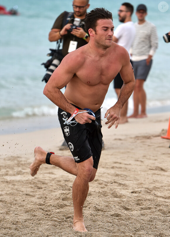 Scott Eastwood participe à un triathlon à Miami le 3 avril 2016.