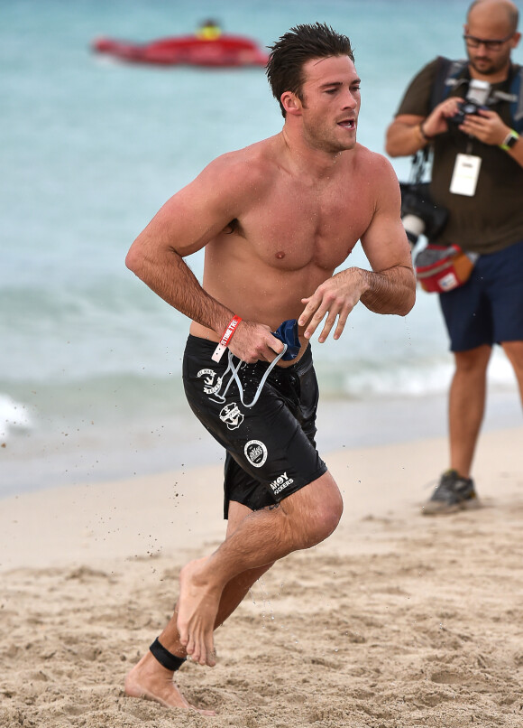 Scott Eastwood participe à un triathlon à Miami le 3 avril 2016.
