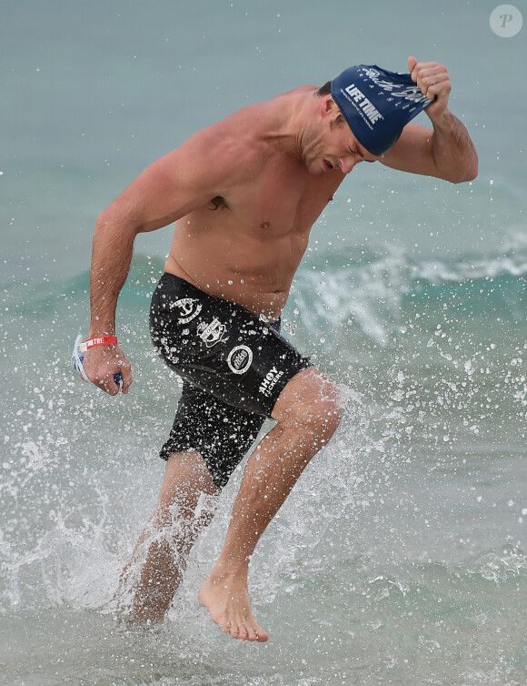Scott Eastwood participe à un triathlon à Miami le 3 avril 2016.
