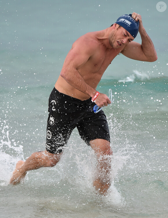 Scott Eastwood participe à un triathlon à Miami le 3 avril 2016.
