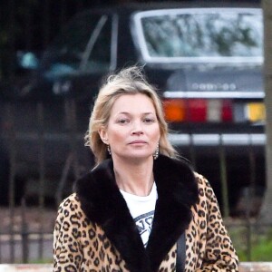 Exclusif - Kate Moss, son chien Archie (le Bull Terrier de son ex-mari) et son compagnon Nikolaï von Bismarck se sont rendus, séparément, au pub The Flask, à deux pas de son domicile. Londres, le 17 novembre 2015.