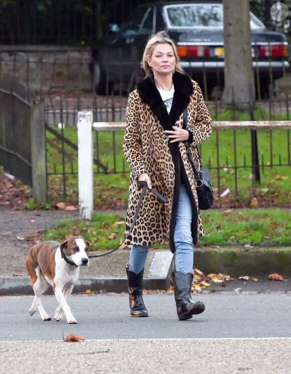 Exclusif - Kate Moss, son chien Archie (le Bull Terrier de son ex-mari) et son compagnon Nikolaï von Bismarck se sont rendus, séparément, au pub The Flask, à deux pas de son domicile. Londres, le 17 novembre 2015.