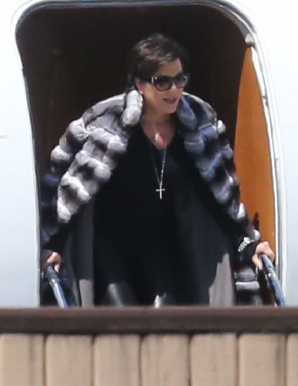 Kris Jenner - La famille Kardashian embarque à bord d'un jet privé à Van Nuys, le 4 avril 2016.