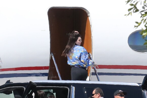 Kendall Jenner - La famille Kardashian embarque à bord d'un jet privé à Van Nuys, le 4 avril 2016.