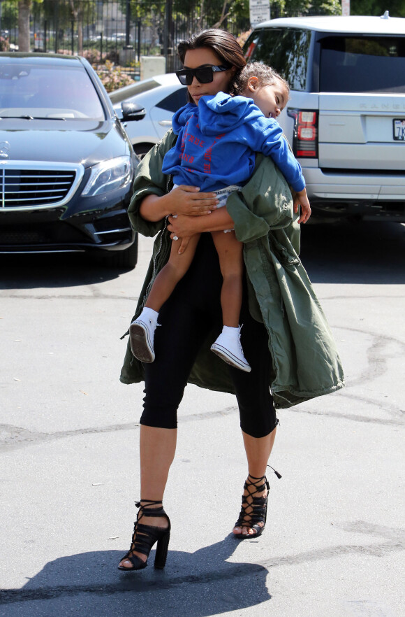 Kim Kardashian et sa fille North West arrivent sur le tournage de "Keeping Up With The Kardashians" à Los Angeles le 1er Avril 2016.