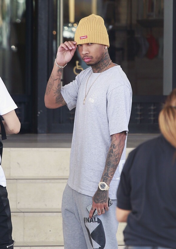 Le rappeur Tyga fait du shopping avec des amis chez Barney New York à Beverly Hills le 20 Mars 2016.