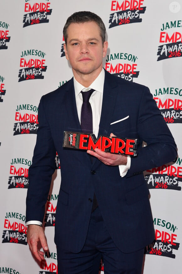 Matt Damon (prix du meilleur acteur) lors des "Empire Film Awards" à l'hôtel The Grosvenor House à Londres, le 20 mars 2016.