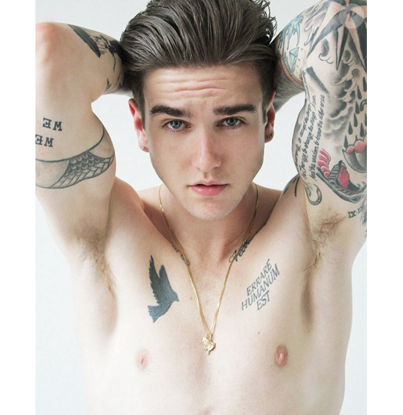 Gabriel-Kane Day-Lewis musclé, dévoile ses tatouages. (photo postée le 5 février 2016)