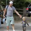 Exclusif - Josh Duhamel et son fils Axl à la sortie de chez des amis à Brentwood, le 6 avril 2016.