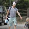 Exclusif - Josh Duhamel et son fils Axl à la sortie de chez des amis à Brentwood, le 6 avril 2016.