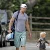 Exclusif - Josh Duhamel et son fils Axl à la sortie de chez des amis à Brentwood, le 6 avril 2016.