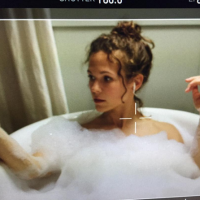 Lorie Pester : Jolie dans son bain de mousse, la star en tournage !