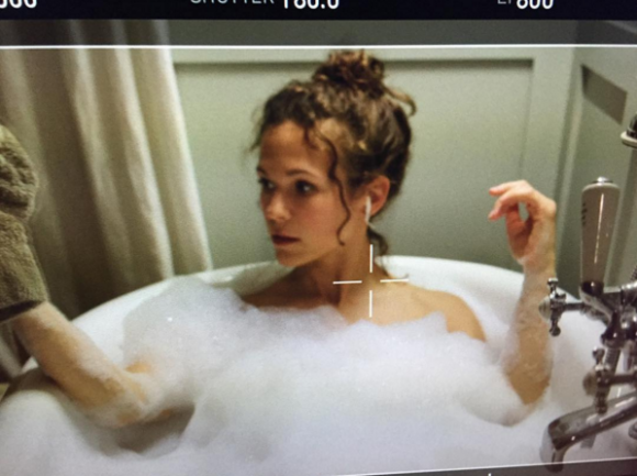 Lorie Pester sur le tournage de Meurtre à Grasse, dans son bain de mousse, mercredi 6 avril 2016.