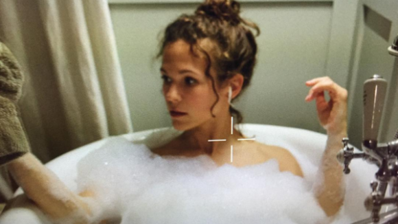 Lorie Pester : Jolie dans son bain de mousse, la star en tournage !
