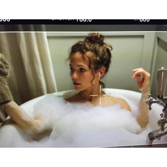 Lorie Pester sur le tournage de Meurtre à Grasse, dans son bain de mousse, mercredi 6 avril 2016.