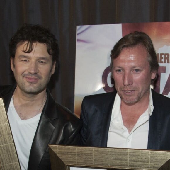 Jean-Pierre Danel, guest, Pascal Danel - Jean-Pierre Danel reçoit son disque d'or du DVD pour "Guitar Tribute" lors d'une soirée à l'hôtel Burgundy à Paris, le 7 avril 2016. © Perusseau/Bestimage 