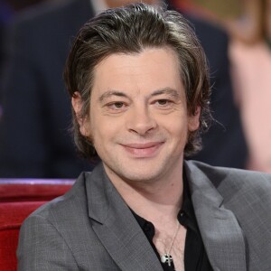 Benjamin Biolay sur le plateau de l'émission "Vivement Dimanche" le 2 juin 2015