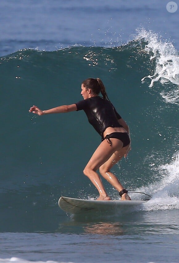 Exclusif - Gisèle Bundchen et Tom Brady continuent les cours de surf pendant leurs vacances au Costa Rica le 21 mars 2016.
