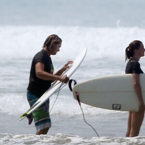 Exclusif - Gisèle Bundchen et Tom Brady continuent les cours de surf pendant leurs vacances au Costa Rica le 21 mars 2016.